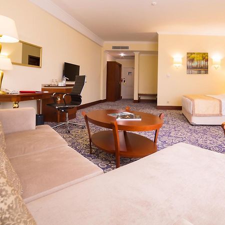 รามาดา บาย วินด์แฮม อัลมาเตอ Hotel อัลมาตี ภายนอก รูปภาพ